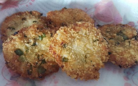 Lisa’s Infamous Walleye Cakes Recipe Walleye Cakes, Grilled Walleye Recipes, Pickerel Recipes, Walleye Recipes, Salmon Fish Cakes, Walleye Fish Recipes, Farm Recipes, Fish Cakes Recipe, Light Summer Meals