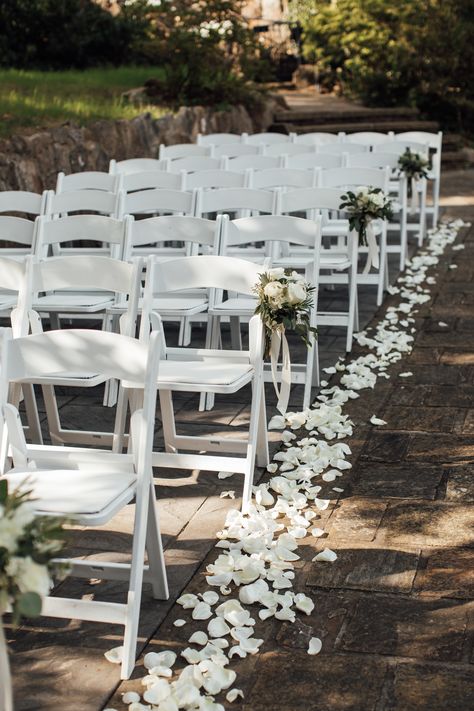 Blush Ivory Wedding, Wedding Aisle Flowers, White Rose Petals, Wedding Aisle Outdoor, Wedding Pews, Wedding Isles, Tafel Decor, Ceremony Chairs, White Chairs