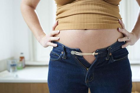 a woman wearing jeans that are bulging and held together with a rubber band Abdomen Plat, Getting Rid Of Gas, Eating Challenge, Bloated Stomach, Bloated Belly, Big Belly, Flat Tummy, Lose 20 Pounds, Kourtney Kardashian