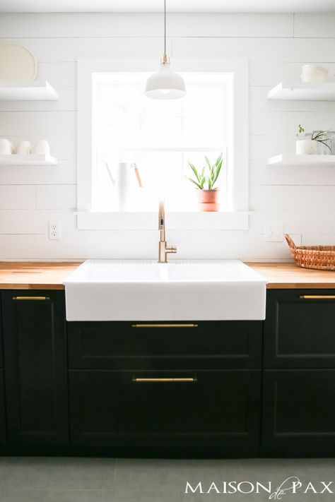 Love modern farmhouse style? This DIY modern farmhouse kitchen will blow you away: shiplap, open shelving, color blocking, butcher block counters... all affordable and super stylish! Modern Minimal Kitchen, Rustic Kitchen Sinks, Butcher Block Counters, Dapur Rustic, Diy Modern Farmhouse, Kitchen Sink Decor, Model Dapur, Kitchen Sink Design, Butcher Blocks