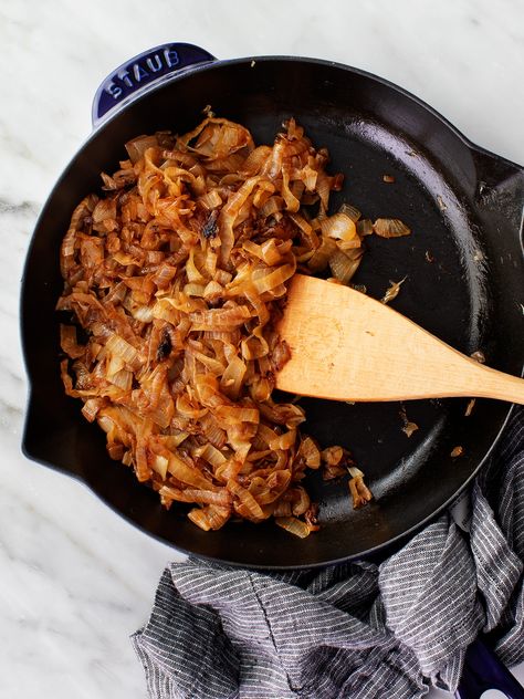 Learn how to make caramelized onions perfectly every time! Rich, sweet, and deeply golden brown, they're SO delicious in pastas, soups, dips, and more. | Love and Lemons #onions #howto #caramelizedonions #mealprep How To Carmalize Onions, Caramelized Onions Recipe, Creamy Vegan Pasta, Roasted Vegetable Pasta, Vegan Mac And Cheese, Vegetable Pasta, Onion Recipes, Love And Lemons, Caramelized Onions