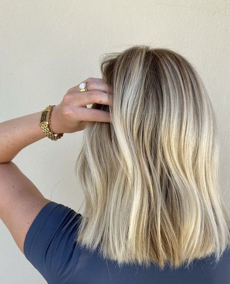 Womens Short Hair With Layers, Cool Blonde Shoulder Length Hair, Blonde Babylights Shoulder Length Hair, Shoulder Length Blonde Hair Balayage Straight, Blonde Hair Shoulder Length Ideas, Dimensional Rooted Blonde, Beach Blonde Hair Short, Bronde Haircolor Short Bob, Medium Length Ash Blonde Hair