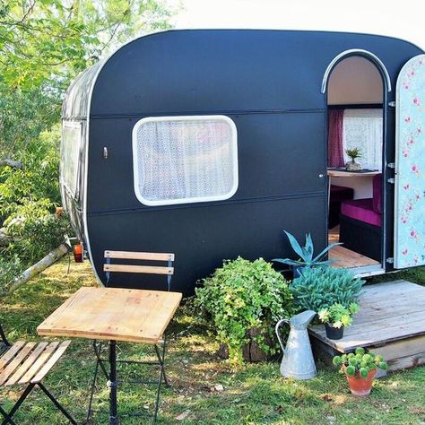 20 caravanes qui donnent envie de partir en vacances Caravan Van, Caravan Decor, Caravan Ideas, Caravan Makeover, Vintage Camper Remodel, Caravan Renovation, Retro Caravan, Caravan Interior, Vintage Rv