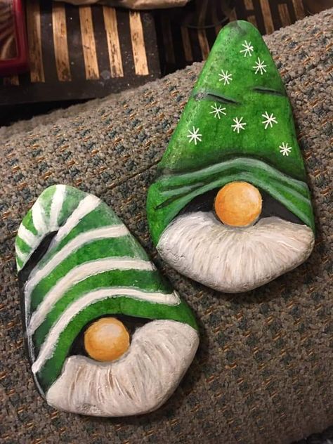 How To Draw On Rocks Step By Step, Gnome Pebble Art, Gnome Rocks Painted, Rock Painting Gnomes, River Rock Painting, Gnomes On Rocks, Gnome Rock Painting Ideas, Cute Rock Painting, Christmas Pebble Art