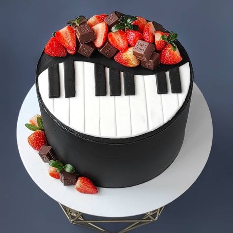 Birthday Cakes Music Theme, Music Cake Ideas, Music Birthday Cakes, Bolo Musical, Strawberry Chocolate Cake, Piano Cake, Music Themed Cakes, Piano Cakes, Music Cakes