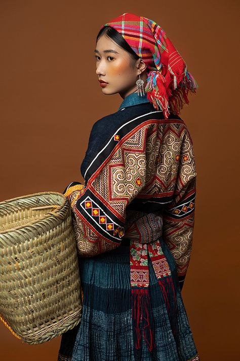 Traditional costume of the Hmong people :: Behance Hmong Fashion, Photo Manga, Hmong Clothes, Face Drawing Reference, Arte Inspo, Poses References, Folk Fashion, Foto Art, Folk Costume