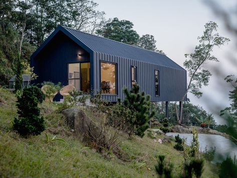 Simple house on stilts makes a budget-conscious mountain retreat Affordable Prefab Homes, Architectural Ideas, Prefab Cabins, House On Stilts, Appartement Design, Casa Container, Prefabricated Houses, Barn Homes, Mountain Homes