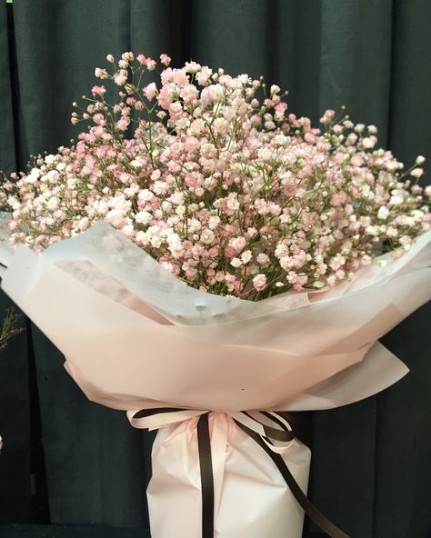 #babysbreath pink bouquet #theflowerusa Babysbreath Bouquet, Birthday Surprise Kids, Birthday Flowers Bouquet, Birthday Presents For Girls, Birthday Table Decorations, Filthy Rich, Babies Breath, Hearts And Roses, Hand Bouquet