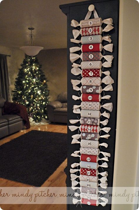 How cute. Use old toilet paper rolls and fill with candy and kids get to u wrap each day Candy Advent Calendar, Diy Kalender, Christmas Advent Calendar Diy, Diy Jul, Calendar Craft, Diy Calendar, Christmas Calendar, Diy Advent Calendar, Navidad Diy