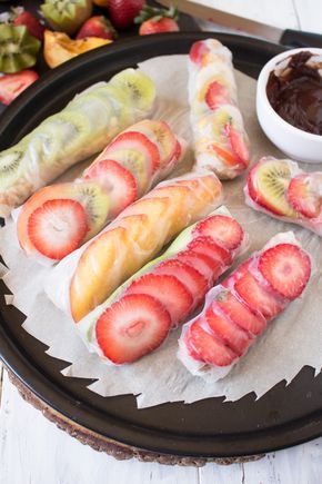 Easy Vegan Breakfast Summer Rolls (rice paper rolls or fresh spring rolls) via @ExSloth | ExSloth.com Rolls Rice Paper, Breakfast Roll, Easy Vegan Breakfast, Breakfast Summer, Fresh Spring Rolls, Vegan Breakfast Easy, Rice Paper Rolls, Makanan Diet, Summer Rolls