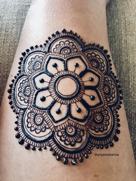 Red Henna Tattoo, Thigh Henna, Tattoo On Thigh, Henna Tattoo Design, Tattoos Leg, Henna Flower Designs, Cute Henna Designs, Cute Henna Tattoos, Henna Style Tattoos