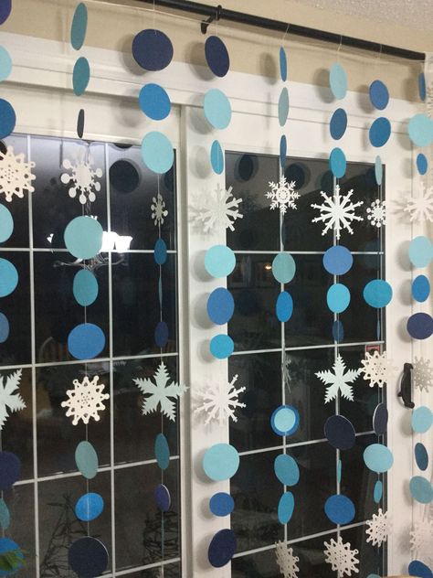 Snöflingor I Papper, Snowflake Backdrop, Winter Baby Shower Decorations, Winter Classroom Decorations, Decoration Creche, Classroom Christmas Decorations, Kerajinan Diy, Office Christmas Decorations, Christmas School