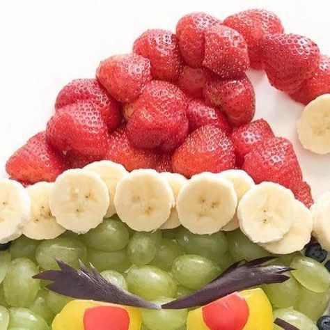 Grinch Vegetable Tray, Grinch Fruit Tray, Grinch Strawberries, Grinch Grapes, Grinch Charcuterie Board, Grinch Food Ideas, Grinch Party Food, Christmas Fruit Tray, Grinch Fruit