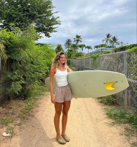 Surfer Girl Aesthetic Outfit, Girl Surfing Aesthetic, Surf Girl Outfits, Surf Aesthetic Outfit, Granola Girl Summer Outfits, Bellbottoms 70s, Granola Girl Aesthetic Outfits, Surfer Outfit, Surfer Girl Outfits