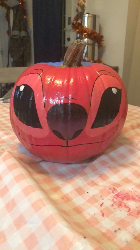 Stitch And Angel Pumpkin Painting, Lilo And Stitch Pumpkin Painting, Angel Pumpkin Painting, Red Pumpkin Painting Ideas, Stitch Pumpkin Painting, Halloween Pumpkin Painting Ideas, Pumpkin Designs Painted, Disney Pumpkin Painting, Halloween Pumpkin Painting