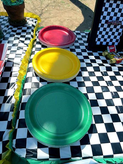 'Traffic Light' Red, Yellow, and Green Paper Plates Cars Birthday Party Ideas, Auto Party, Outdoor Birthday Party, Blaze Birthday, Hotwheels Birthday Party, Cars Birthday Party, Party Fotos, Hot Wheels Birthday, Hot Wheels Party