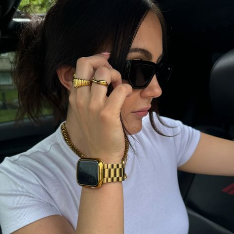 All gold everything 💛🌟 Apple Watch Silver, Gold Everything, Sleek Aesthetic, Accesories Jewelry, Classic Metal, Steel Watch, Stainless Steel Watch, Timeless Classic, Apple Watch Bands