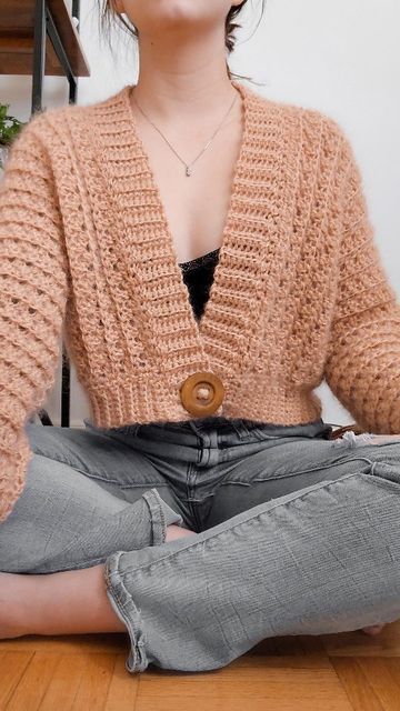 // D a i s y & D i m e // on Instagram: "My new fav crochet cardigan💫 . Finished stitching up this #CinnamonCappuccinoCardi a few days ago and i am over the moon with how it turned out!!! I definitely prefer this solid coloured version over my original colourblocked prototype tbh, and even got a little wild and added a solo button for a bit of closure which I ADOREEEEE🥰 as mentioned in my previous posts of this WIP, I've been using 2 strands of Friends Kid Silk and 1 strand of Friends Extra Crochet Cardigan Outfit, Diy Crochet Cardigan, Crochet Cardigan Tutorial, Crochet Cardigan Free, Cotton Pants Women, Crochet Boho Top, Knit Cardigan Pattern, Crochet Cardigan Sweater, Crochet Chicken