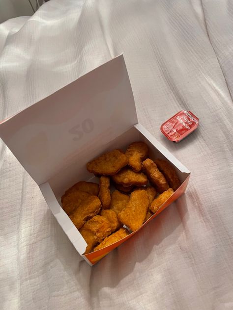 🐓 anyone? Im a sucker for @mcdonalds chicken nuggies, bbq sauce, 20 pack, nuggets Chicken Nuggets And Chips, Chicken Nuggies, Best Junk Food, Mcdonalds Chicken, Gourmet Food Plating, I Want Food, Soul Food Dinner, Chicken Nuggets, Food Obsession