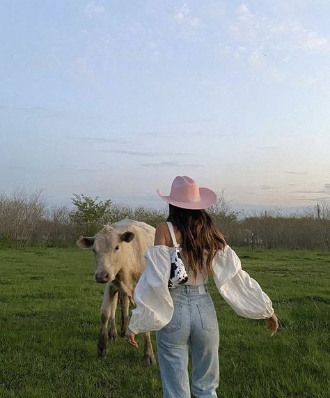 summer hamilton - flawless by elsie silver Summer Hamilton, Mode Coachella, Country Girl Aesthetic, Country Concert Outfit Ideas, Pink Cowgirl Hat, Blusas Crop Top, Foto Cowgirl, Elsie Silver, Felt Cowboy Hat