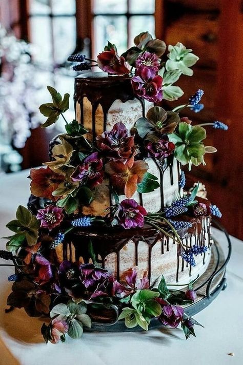 Halloween Wedding Cakes, Wedding Decors, Creative Wedding Cakes, Summer Country, Tiered Cake, Chocolate Wedding Cake, Dark Wedding, Moody Wedding, Wildflower Wedding