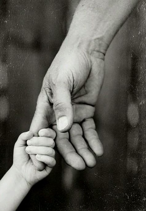 The hand that holds the heart Father Son Photography, Desen Realist, Hand Photography, Hand Photo, Hand Reference, Foto Baby, Desenho Tattoo, Old Hands, Family Tattoos