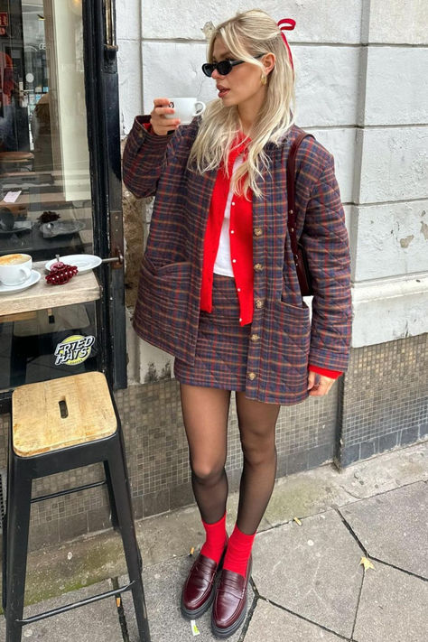 @linda.sza is wearing Sézane tartan Will jacket and Tania short skirt, Gaspard bright red knit cardigan, Milo Classic burgundy bag and Albane loafers with red socks. Short Winter Dress Outfit, Burgundy Loafers Outfit Women, Tartan Outfit, Linda Sza, Inspi Outfit, Aw 2023, Red Knit Cardigan, Burgundy Bag, Red Socks