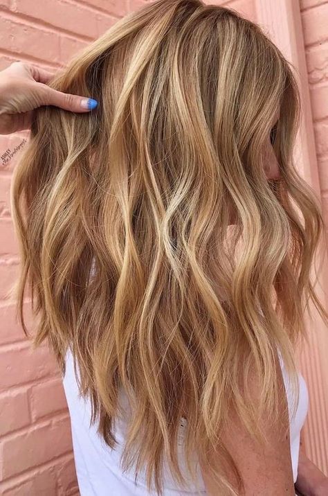 Coloration : 28 variations de blond pour un été sulfureux Blonde Hair Colour Shades, Golden Blonde Hair Color, Light Brown Balayage, Golden Blonde Hair, Honey Blonde Hair, Strawberry Blonde Hair, Hair Color Shades, Blonde Hair Shades, Blonde Hair Looks