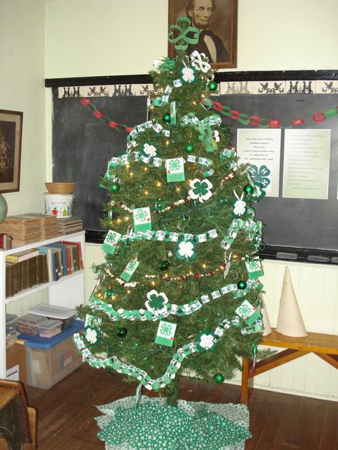 4-H decorations on a x-mas tree made by 4-H families for the O'Connor House holiday celebration. 4-h Christmas Ornaments, Forest Ideas, 4h Ideas, 4 H Club, Ornament Ideas, Ffa, Tree Ideas, Tree Forest, Holiday Celebration