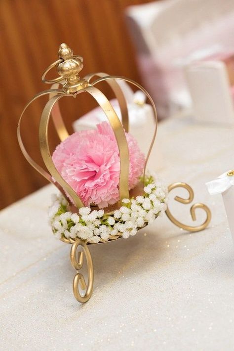 Royal Princess Centerpieces, Elegant Princess Party Decorations, Crown Centerpiece Ideas Pink And Gold, Princess Flower Arrangements, Crown Party Decorations, Royalty Party Decorations, Diy Crown Centerpiece Ideas, Royalty Table Decorations, Royal Table Decorations