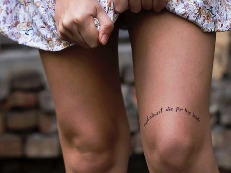 Above The Knee Tattoo. I just like the simplicity and placement Short Quote Tattoos, Wörter Tattoos, Places To Get Tattoos, Tattoo Leg, Faith Tattoo, Geniale Tattoos, Thigh Tattoos Women, Tattoo Script, Knee Tattoo