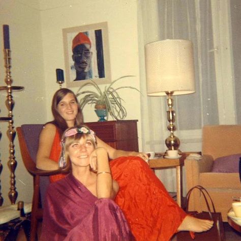 Vintage Snaps of People at Their Living Rooms in the 1960s ~ Vintage Everyday 70s Living Room Aesthetic, Living Room 70s, 1960s Living Room, Home Decor 70s, 70s Living Room, Aesthetic 70s, 60s Photos, Casual Family Rooms, Living Room Aesthetic