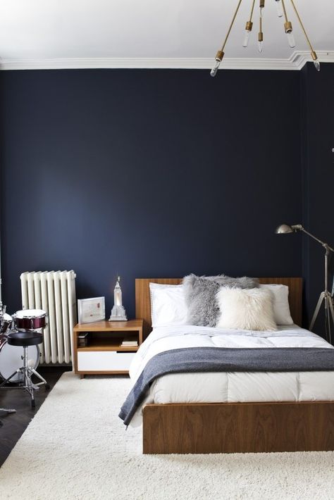 Las paredes en azul marino son las más dramáticas de todas. | 23 Maneras de decorar tu cuarto si amas el color azul Navy Bedrooms, Dark Blue Bedrooms, Blue Bedroom Walls, Navy Blue Bedrooms, Blue Bedroom Design, Dark Blue Walls, Small Bedroom Decor, Blue Rooms, Bedroom Paint