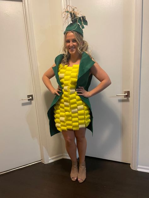 Corn costume DIY made from yellow foam hair rollers and green felt Foam Hair Rollers, Vegetable Dress, Vegetable Costumes, Corn Costume, School Costume, Yellow Costume, Kostum Cosplay, Diy Kostüm, Diy Halloween Costume