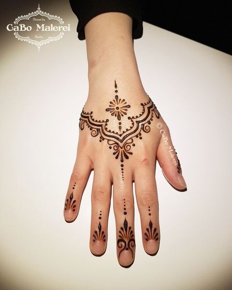 Simple Hannah Design Hands, Hanna Tattoo Hand Easy, Hanna Hand Tattoo, Hannah Tattoo Design Hands, Hannah Ideas Hand, Hanna Tattoo Design, Simple Hand Henna Easy, Hannah Tattoo Design, Henna Main Simple