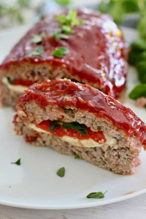 Mozzarella Stuffed Meatloaf, Pizza Meatloaf, Meatloaf Stuffed, Traditional Meatloaf Recipes, Cheesy Meatloaf, Easy Comfort Food Dinners, Cheese Stuffed Meatloaf, Traditional Meatloaf, Stuffed Meatloaf