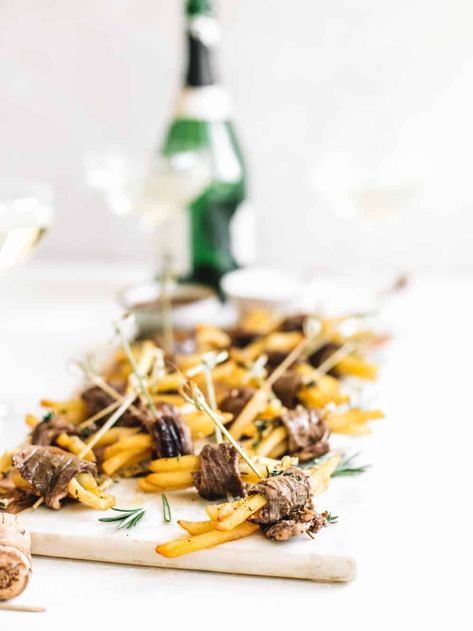 Mini Steak-Frites Hors D'oeuvres - These little steak bites pack a punch of flavor and are super filling! They are great if you’re having just a cocktail party or need a bit of time before serving dinner. Flavored Fries, Hors Devours Appetizers, Wedding Hors D'oeuvres, Hors Devours, Beef Appetizers, Garden 2023, Mini Appetizers, Wedding Appetizers, Fingerfood Party