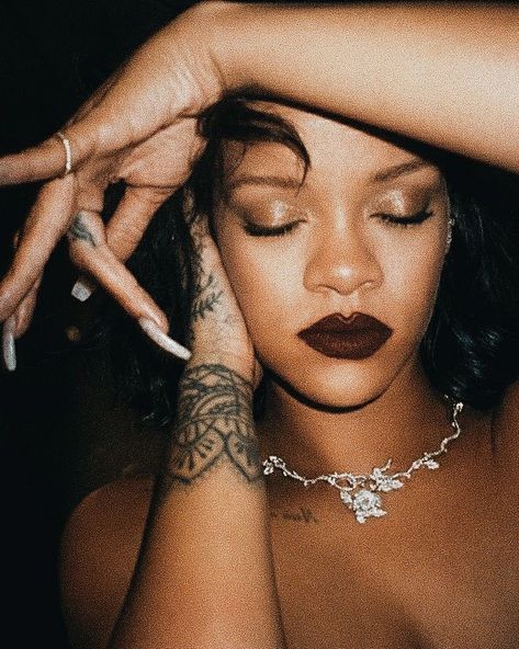 Rihanna Dark Aesthetic, Rihanna Core, Aesthetic Paparazzi, Disposable Camera Party, Rihanna Album Cover, Rihanna Icon, Aesthetic Rihanna, Film Disposable Camera, Rihanna Albums