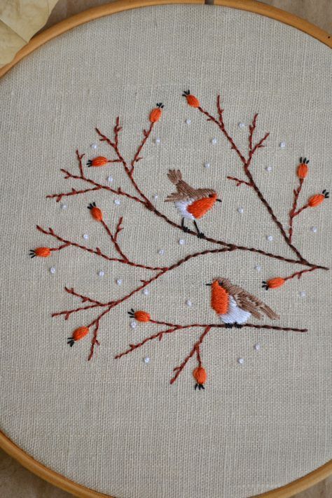 embroidery and Hand Embroidery Projects Christmas Embroidery Patterns Floral Embroidery Patterns Robin Embroidery Pattern, Embroidered Robins, Robin Embroidery, Robin Birds, Broderie Simple, Bird Barn, Christmas Embroidery Patterns, Red Robin, Embroidery Stitches Tutorial