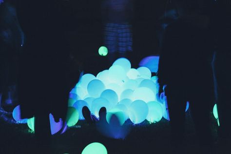 Excellent DIY Party Decoration Tip - Dance-floor Disco Balloons! in Party Planning | Home | Hand Luggage Only Home Dance Party, Glow Balloons, Party Dance Floor, Disco Balloons, 80's Prom, Studio 54 Party, Disco Decorations, Easy Party Decorations, 80's Party