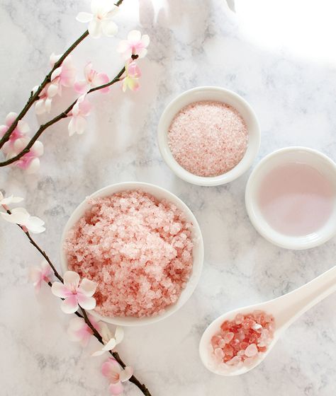 Diy Leg Scrub, Rose Body Scrub, Coconut Oil Scrub, Coconut Scrub, Diy Coconut, Scrub Corpo, Rose Body, Homemade Mothers Day Gifts, Homemade Scrub