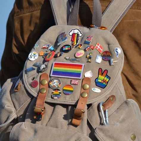 Mochila Kpop, Inside My Bag, Custom Backpack, Indie Girl, Hippie Peace, Indie Kids, Cute Pins, Cute Bags, Character Outfits