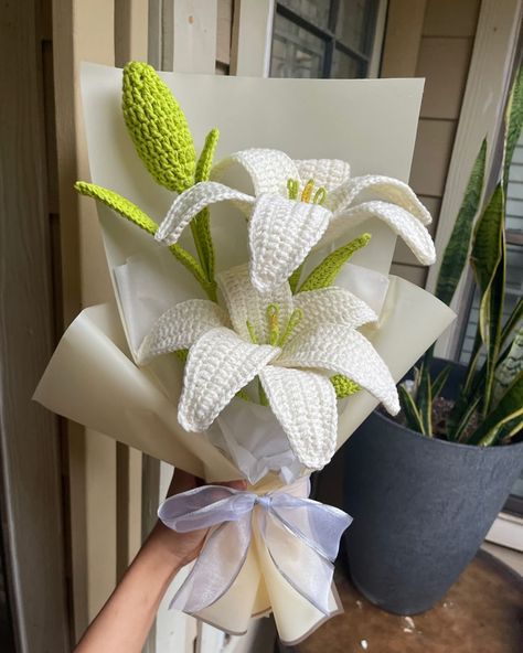 | Lily🤍 #lilyflower #lilycrochet #crochet #crochetbouquet #lirios #lirioscrochet | Instagram Crochet Bracelet Patterns, Paper Flower Bouquet Diy, Crochet Bracelet Pattern, Crochet Flowers Free Pattern, Flower Bouquet Diy, Crochet Bouquet, Cozy Crochet, Crochet Simple, Paper Flower Bouquet