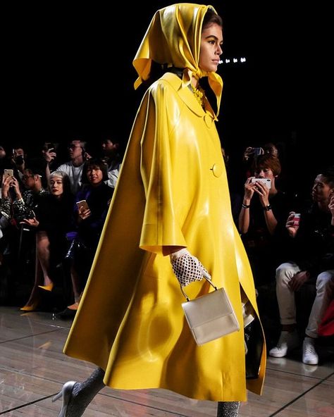 Kaia Gerber walks the Marc Jacobs NYFW Show in a yellow raincoat Yellow Raincoat Outfit, Rain Coat Outfit, Purple Rain Coat, Fall Coat Outfit, Coat Outfit Casual, Raincoat Fashion, Rain Fashion, Raincoat Outfit, Rain Coats