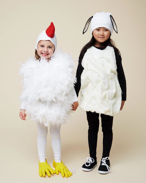 2 Farm Animal Costumes That Pair Perfectly for Best Friends | A cute chicken and lamb pair up together for this group costume idea, which is especially good for younger children. The simple soft designs ensure that your little one feels comfortable and warm in her get-up. Click for the DIY costume tutorials here.  #halloween #halloweencostumes #marthastewart #kidscostumes Farm Animal Halloween Costumes, Kids Chicken Costume, Hen Costume, Chicken Costume Kids, Farmer Halloween Costume, Farmer Halloween, Farm Animal Costumes, Lamb Costume, Chicken Costume