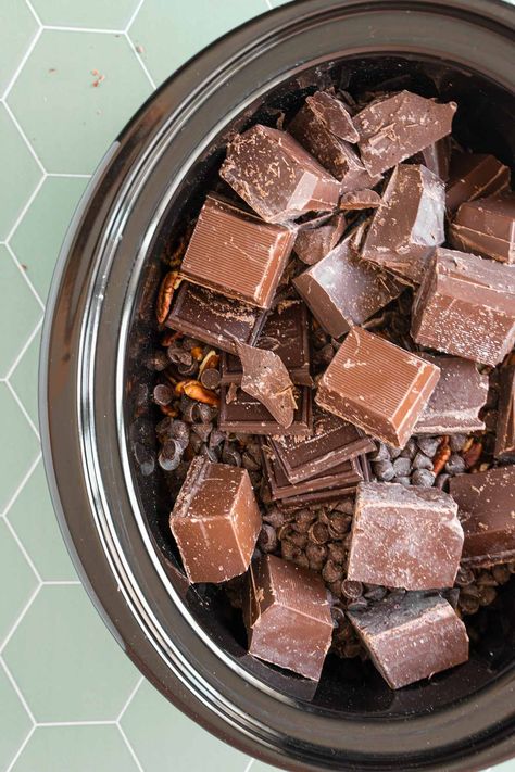 This Crockpot Turtle Candy has an ooey-gooey Rolo candy center that's hidden with chocolate-covered pecans, sea salt, and sprinkles! An easy holiday recipe that takes just 10 minutes to prep! Chocolate Chip Recipes Easy, Rolo Turtles, Pecan Turtles Recipe, Covered Pecans, Crockpot Candy Recipes, Rolo Chocolate, Turtle Candy, Chocolate Covered Pecans, Turtle Recipe