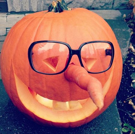 Halloween pumpkin with a funny face Cool Pumpkin Carving, Uhyggelig Halloween, Halloween Decor Diy, Creative Pumpkin Carving, Amazing Pumpkin Carving, Easy Pumpkin Carving, Lantern Designs, Pumpkin Carving Ideas, Halloween Pumpkin Designs