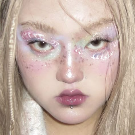 Credits to owner Space Y2k Aesthetic, Alien Makeup Aesthetic, Space Eyeshadow, Funky Makeup Creative, Futuristic Makeup Looks, Cybercore Makeup, Galaxy Makeup Looks, Eyebrow Ideas, Creative Eyeshadow