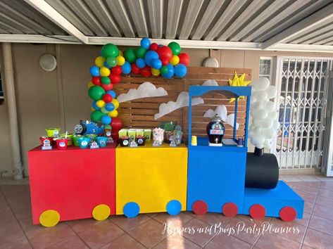 Train Balloon Garland, Train Balloon Arch, Dumbo Tattoo, Train Theme Birthday Party, Thomas The Train Birthday Party, Peanuts Birthday, Transportation Birthday, Thomas Train, Thomas Birthday