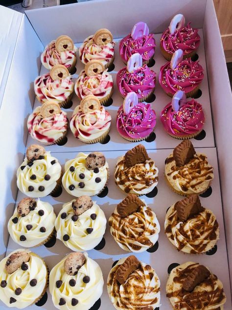 Chocolate Cupcake Decoration, Creative Cupcakes Ideas, Maryland Cookies, Aesthetic Cupcakes, Flavoured Cupcakes, Cupcakes Photography, Cupcake Flavours, Assorted Cupcakes, Cupcake Tattoo